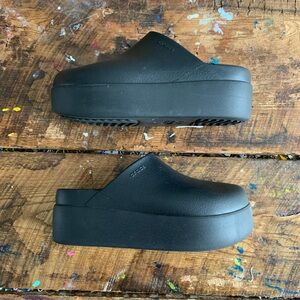 CROCS Black Textured Clogs